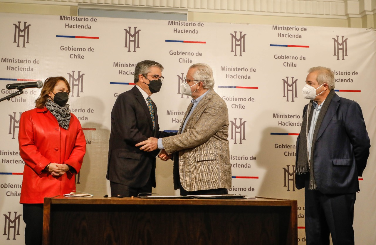 Fotografía del ministro de Hacienda junto a ministra de Minería y presidente del directorio de Codelco presentando el plan de reinversión de utilidades para Codelco